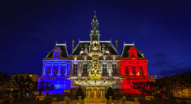 La nouvelle façade de l’hôtel de ville se pare de mille feux