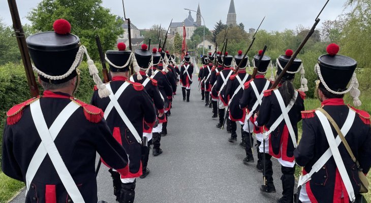 Des gardes napoléoniens dans les rues du Dorat