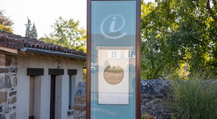 Une borne d'information touristique à Solignac