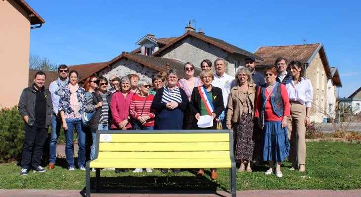 Un banc jaune pour informer sur l'endométriose