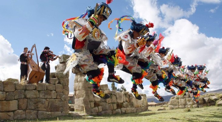 Une danse folklorique et acrobatique