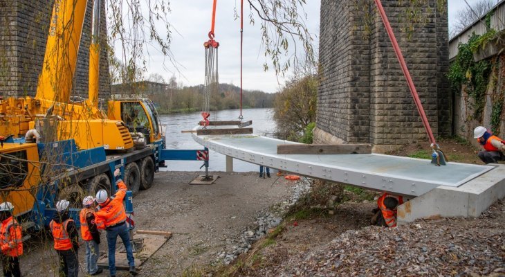 Limoges : la passerelle piétonne du viaduc a été posée sur la Vienne