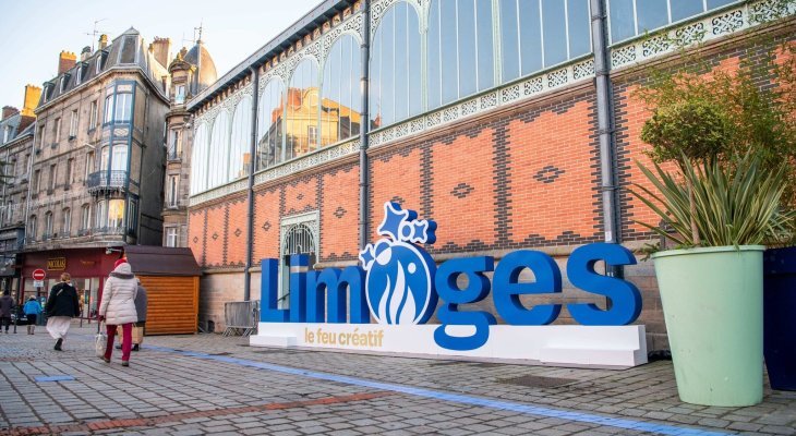 Des lettres géantes installées place de la Motte à Limoges