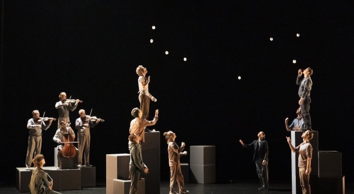 Nos Matins intérieurs : 10 jongleurs et 4 musiciens sur scène