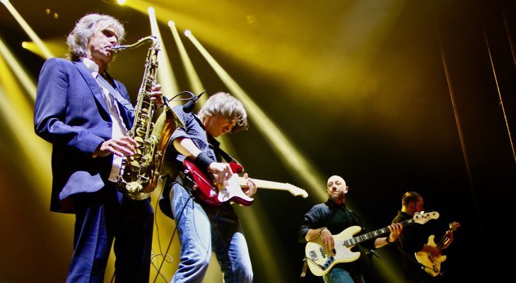 The Dire Straits Expérience sur la scène du Zénith de Limoges 