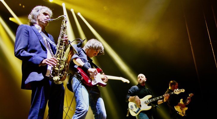 The Dire Straits Expérience sur la scène du Zénith de Limoges