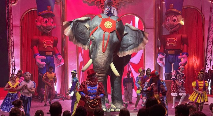 Cirque : un éléphant animatronique à taille réelle sur la piste