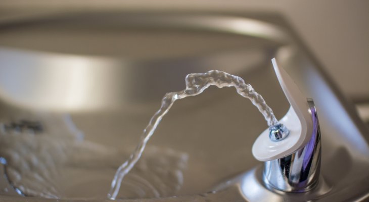 Fontaines à eau dans les lieux publics : seuls 9 % des établissements respectent parfaitement la loi