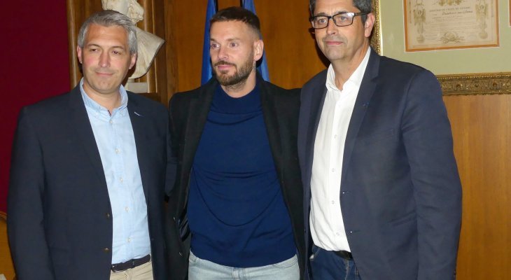 M. Pokora a rencontré les habitants d'Oradour et a rassuré sur le contenu de sa fiction