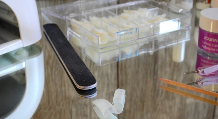 Faux ongles et vernis semi-permanents : quels effets sur la santé ?