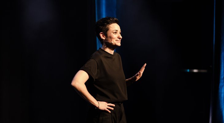 Normalement… on devrait aimer ce seule en scène