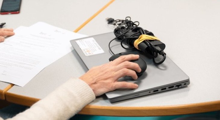 Étudiants : distribution de matériels informatiques