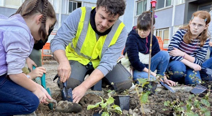 Plantation d'arbres au parc des Portes-Ferrées