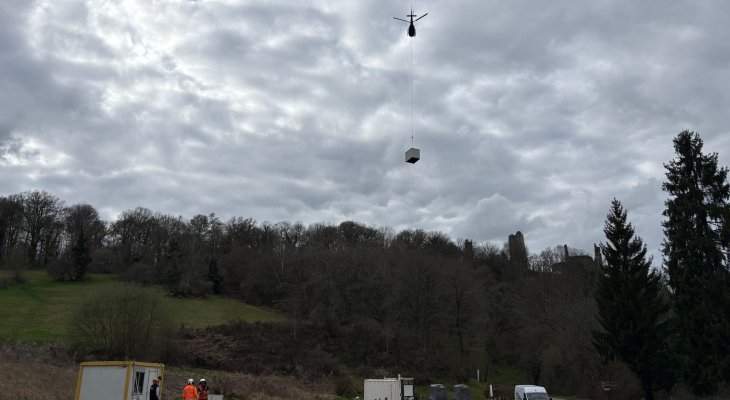 Opération d'héliportage pour une cristallisation des murs du haut de la forteresse de Châlucet