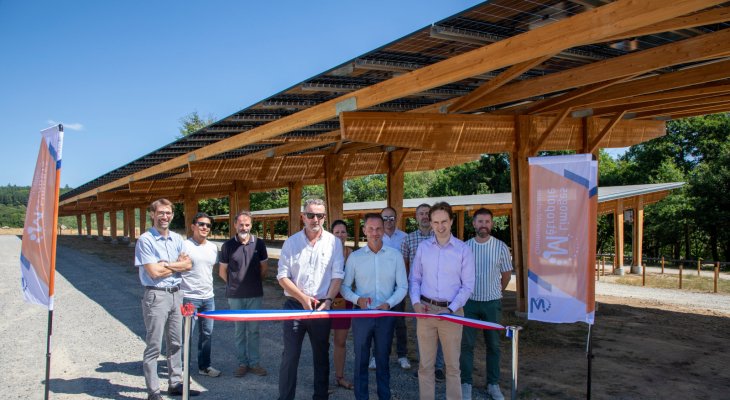 Deux ombrières sur le parking du vélodrome Raymond-Poulidor