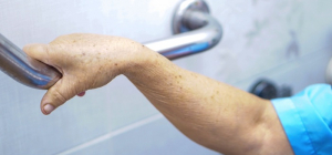 Perte d’autonomie et grand âge : comment rendre un logement plus sûr ?