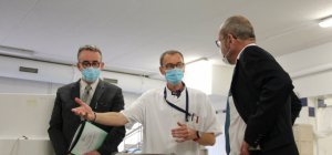 Seymour Morsy en visite à l'hôpital Jean-Rebeyrol