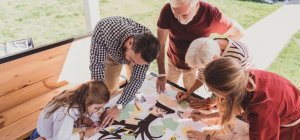 Reconstituez votre histoire familiale dans un livre illustré (Dossier spécial seniors)