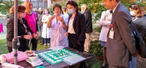 Jardin thérapeutique et tisanerie devant le HME