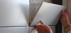 Pose-t-on du carrelage mural comme du carrelage au sol ? (Dossier spécial habitat)