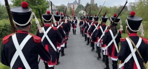 Des gardes napoléoniens dans les rues du Dorat