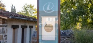 Une borne d'information touristique à Solignac