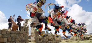 Une danse folklorique et acrobatique