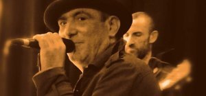 Nous sommes la petite fille qui parle à voix basse