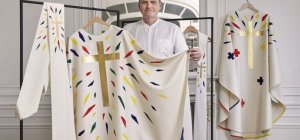 Des tenues de Castelbajac lors de la réouverture de Notre-Dame