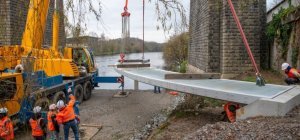 Limoges : la passerelle piétonne du viaduc a été posée sur la Vienne