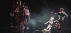 Des marionnettes de glace à taille humaine qui fondent sur scène