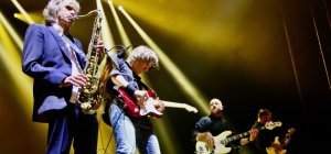 The Dire Straits Expérience sur la scène du Zénith de Limoges 