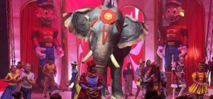 Cirque : un éléphant animatronique à taille réelle sur la piste