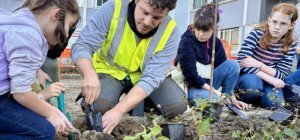 Plantation d'arbres au parc des Portes-Ferrées