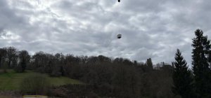 Opération d'héliportage pour une cristallisation des murs du haut de la forteresse de Châlucet